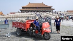 北京紫禁城大规模装修,工人把旧砖运走(2018年7月31日)。