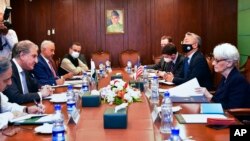 美国副国务卿谢尔曼与巴基斯坦外长库雷希在伊斯兰堡就阿富汗问题举行会谈(2021年10月8日)