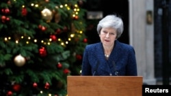 保守党决定举行不信任投票之后,英国首相特蕾莎·梅在唐宁街10号向媒体发表讲话。(2018年12月12日)