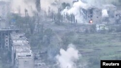 ယူကရိန်းနိုင်ငံ၊ Luhansk ဒေသက စစ်ဒဏ်ခံရတဲ့ တို့ရှ်ကိဗ်ကာရွာကို ဒရုန်းနဲ့ရိုက်ကူးထားပုံ။