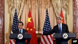 美国国务卿约翰·克里和中国外长王毅在美国国务院联合与媒体见面。(2016年2月23日)