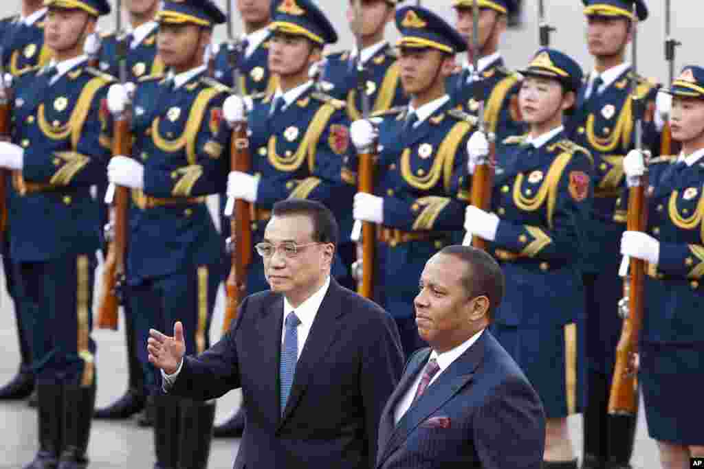 2017年4月12日,中国总理李克强在北京人民大会堂欢迎圣多美和普林西比总理帕特里斯·特罗瓦达的时候为他指路。 李克强总理表示,中方愿根据圣普的需求提供力所能及的帮助,包括提供更多来华留学培训名额和派遣医疗队。 新华社报道:“2017年年初,中方派遣农业、电力、医疗和抗疟4个专家组向圣普提供技术援助。同时,第一批55名圣普学生也即将前往中国留学。”