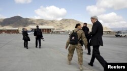 ဧပြီလ ၉ရက်နေ့က ကာဘူးလ် အပြည်ပြည် ဆိုင်ရာ လေဆိပ်သို့ ဆိုက်ရောက်လာသော အမေရိကန် နိုင်ငံခြားရေး ဝန်ကြီး ဂျွန်ကယ်ရီကို တွေ့ရစဉ်။ (ဓါတ်ပုံ -REUTERS/Jonathan Ernst)