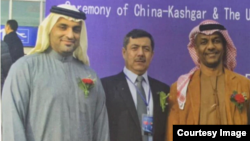 在这张日期不明的照片中,当时还是商人的阿不都吉力力·海利力(中)参加一次商务活动。(照片由其家人提供)