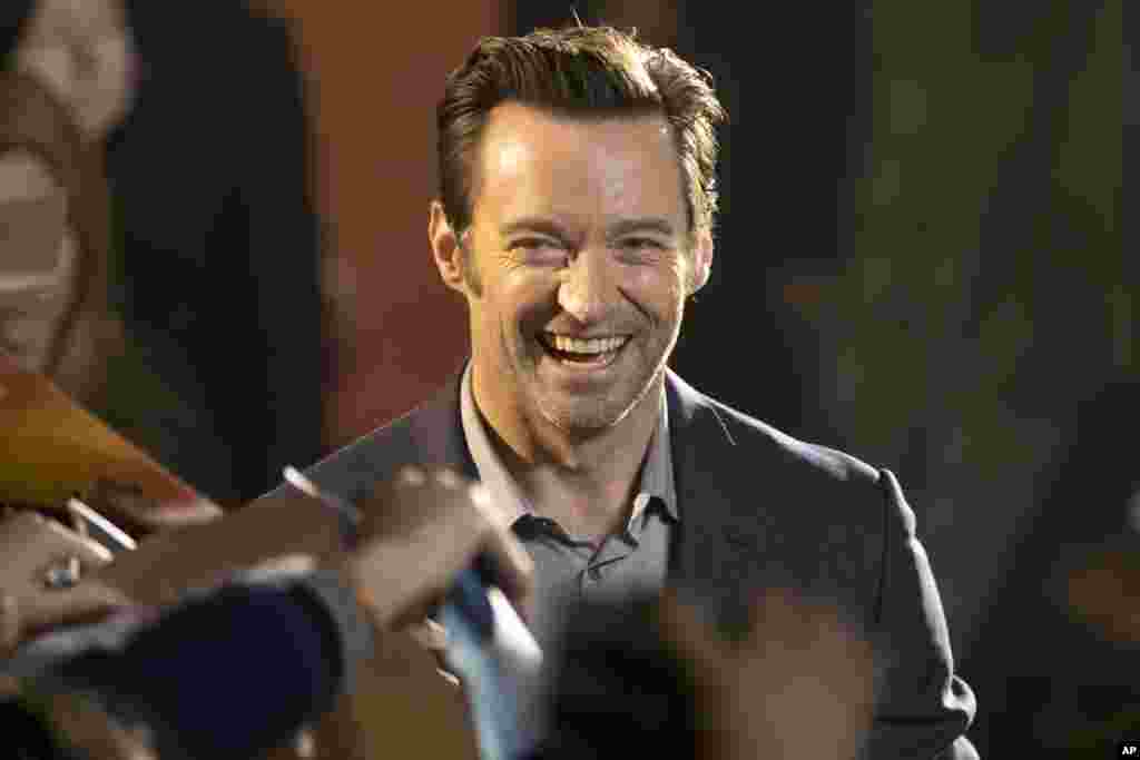 在北京举行的电影《金刚狼3:殊死一战》"Logan")的新闻发布会之后,演员休·杰克曼(Hugh Jackman)为影迷签名(2017年3月1日)