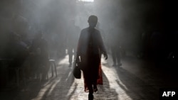 资料照片:新疆喀什的一名维吾尔族妇女。(2023年7月13日)