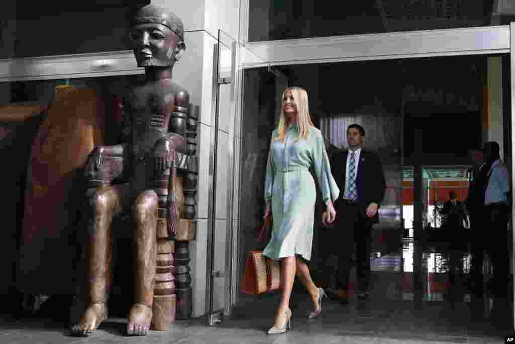 美国白宫高级顾问伊万卡·特朗普2019年4月16日在索菲特酒店走过一座大型雕像,前往美国驻科特迪瓦阿比让大使馆。