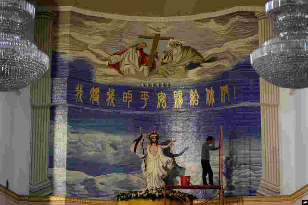 2018年3月28日,中国广东省汕头市汕头天主教堂,工人站在脚手架上,为复活节作准备。汕头教区88岁的的“地下”主教庄建坚被梵蒂冈要求让位给中国官方人选。