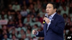 民主党总统参选人杨安泽在一次晚宴上讲话。(2020年2月8日)