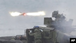 台湾军方2024年8月26日在反两栖登陆演习中发射反坦克导弹。