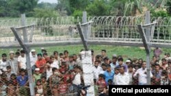 မောင်တောမြို့နယ် တောင်ပြိုလက်ဝဲ နှစ်နိုင်ငံနယ်နိမိတ် မျဉ်းအနီးရှိ ခိုလှုံနေတဲ့ ရိုဟင်ဂျာ ဒုက္ခသည် (ဓါတ်ပုံ- MOI)