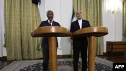 Кофі Аннан та Алі Акбар Салехі на прес-конференції у Тегерані