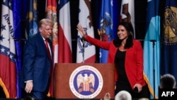 资料照片:前美国众议员加巴德在密歇根州底特律的国民警卫队协会大会上宣布支持共和党总统候选人特朗普后向人群挥手。(2024年11月13日)