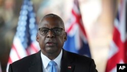 美国目前在叙利亚部署约2千名士兵以对抗伊斯兰国组织,防长奥斯汀认为需要保留美军的部署,以防范伊斯兰国在阿萨德政府被推翻后卷土重来。