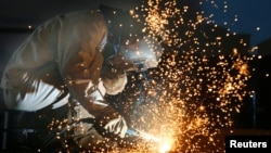 江苏省南通一个船舶设备厂的工人在生产线上工作。(2020年3月2日)