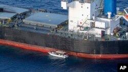 资料图:一艘悬挂马绍尔群岛旗帜、希腊拥有的船只2024年5月底在也门红海遭到胡塞武装的飞弹。