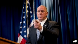 资料照片:时任美国移民与海关执法局代理局长的霍曼在国土安全部的一次记者会上让记者提问。(2017年12月5日)