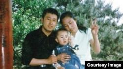 夏俊峰的全家福照片(来自互联网)