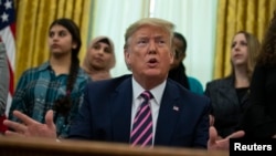 特朗普总统2020年1月16日在白宫椭圆形办公室就在公立学校进行祈祷的问题发表讲话。(美联社)