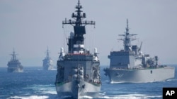 日本海上自卫队的护卫舰在东京南部相模湾附近水域巡逻。(2015年10月18日)