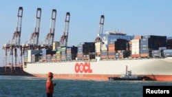 中国青岛货柜码头2018年10月18日的情景(路透社)