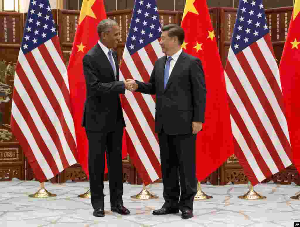 美国总统奥巴马和中国国家主席习近平在G20峰会前在西湖国宾馆举行三个多小时的会谈前握手(2016年9月3日)