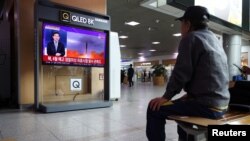 韩国电视节目2023年4月13日报道朝鲜当日发射洲际弹道导弹的消息。（路透社）