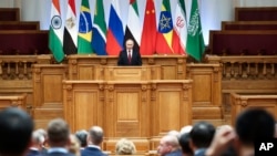 资料照片:俄罗斯总统弗拉基米尔·普京俄罗斯圣彼得堡举行的金砖国家议会论坛上发表讲话。(2024年7月11日)