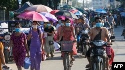 ကန့်သတ်မှုအချို့ ဖြေလျှော့ပေးလိုက်သည့် လှိုင်သာယာမြို့နယ်တွင် သွားလာနေကြသူတချို့။ (မေ ၁၆၊ ၂၀၂၀)