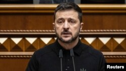 乌克兰总统泽连斯基在基辅举行的议会会议上发表讲话,(2024年10月16日)