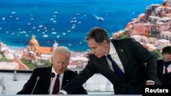 美国国务卿布林肯在罗马为出席G20峰会的拜登总统调整麦克风(路透社2021年10月31日)