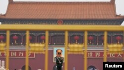 资料照:一名武警士兵在北京天安门前站岗。(2017年10月17日)