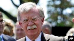 在回答美国之音提问时,美国国家安全事务助理博尔顿表示,他已经和特朗普总统讨论过要求中国释放被扣留的美国公民。