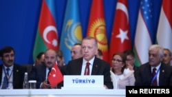 资料照片- 土耳其总统埃尔多安在阿塞拜疆巴库出席突厥语系理事会会议。(2019年10月15日)