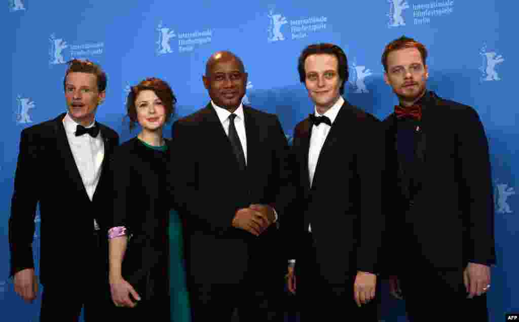 电影《青年马克思》(The Young Karl Marx)的德国演员及其海地导演拉奥·佩克(中)在柏林电影节上(2017年2月12日)。 佩克告诉美国之音: “毛泽东和列宁一样,背离了马克思和恩格斯的思想。在毛时代和苏联时代,马克思和恩格斯可能会被处决,包括在今天的中国也会如此。现在的中国是一个资本主义社会,完全如此。尽管中国的管理是集中式的,官僚式的,但绝对不是共产主义,因为巨大的贫富差距仍然存在。”