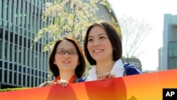 增原浴子和东小雪(右)庆祝成为女子同性恋者获得的日本第一份民事结合证书。