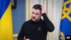 乌克兰总统泽连斯基先前拒绝了华府提出由美国拥有乌克兰50%关键矿产资源的方案。消息人士透露,美国政府可能寻求先与乌克兰迅速达成简化版矿产协议,之后再谈判美国拥有的矿产比例等细节。(美联社:2025年2月5日)