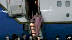 美国会众议院议长佩洛西8月2日晚间抵达台北松山机场。