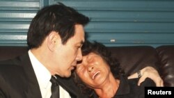 台湾总统马英九2013年5月12日前往屏东县小琉球的一个于上个星期被菲律宾海岸警卫队枪杀的台湾渔民洪石成的家中安慰受害者的遗孀