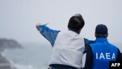 国际原子能机构总干事格罗西(Rafael Grossi ,右)2023年7月在日本福岛核电站现场评估处理水排海计划。(法新社)