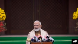 资料照:2024年1月31日,星期三,在印度新德里举行的议会预算会议的第一天,印度总理纳伦德拉·莫迪抵达议会后向媒体发表讲话。(美联社)