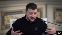 乌克兰总统弗拉基米尔·泽连斯基接受美联社专访时表示,将乌克兰排除在美俄战争谈判之外“非常危险”,他要求基辅与华盛顿之间进行更多讨论,以制定停火计划。