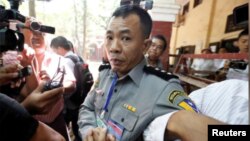 ဒုရဲမှုးမိုးရန်နိုင် ကိုရုံးထုတ်လာစဉ်