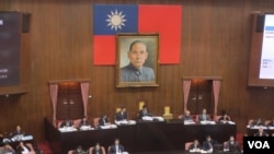 台湾立法院议场内的孙中山遗像(美国之音张永泰拍摄)