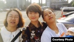 709家属王峭岭(左起)、李文足和原珊珊在长沙二看前(网络图片)