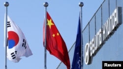 韩国与中国国旗在北京郊区的现代汽车制造厂外飘扬。(2019年1月25日)
