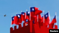 资料照:台湾自行研发的“经国”号战机在高雄空军基地进行飞行表演。(2017年8月7日)