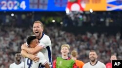 အင်္ဂလန်အသင်းက ဟာရီကိန်း က အသင်းသား Ollie Watkins နဲ့ ဆီမီဖိုင်နယ်ပွဲစဥ်မှာအနိုင်ရပြီး ဝမ်းသာအားရ အောင်ပွဲခံနေကြစဥ်။ (ဇူလိုင် ၁၀။ ၂၀၂၄)