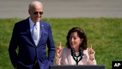 2022年8月9日,美国总统拜登在白宫南草坪听取美国商务部部长吉娜·雷蒙多有关振兴美国科技创新与就业的讲话。