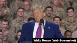 特朗普总统访问美国在中东的主要军事基地--卡塔尔的乌代德空军基地。(2025年5月15日)